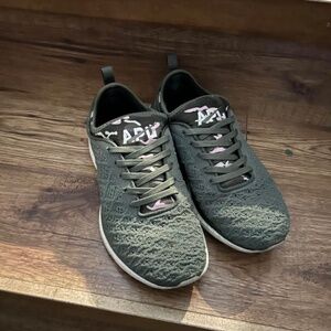 Lululemon APL runners